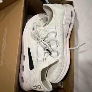 Cloudeasy Sneaker in Undyed-White & Black